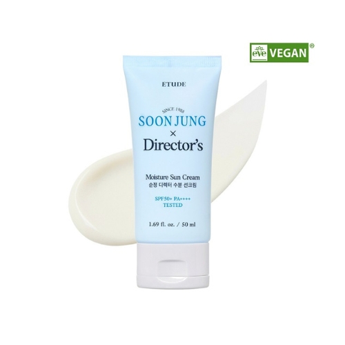 Etude  Soon Jung X Director's Moisture Sun Cream SPF50+ PA++++ En lett og fuktighetsgivende solkrem med Panthenol for å fukte og styrke hudbarrieren og Madecassoside for beroligende effekt på irritert hud. Kremen er hypoallergenisk og vaskes lett av.